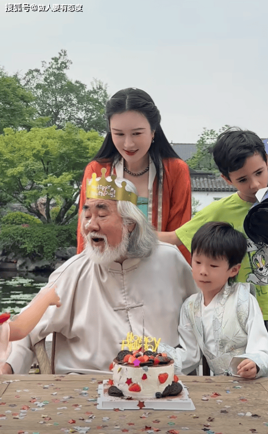 张纪中高调庆73岁大寿!小31岁娇妻陪伴左右,儿女满堂生活幸福