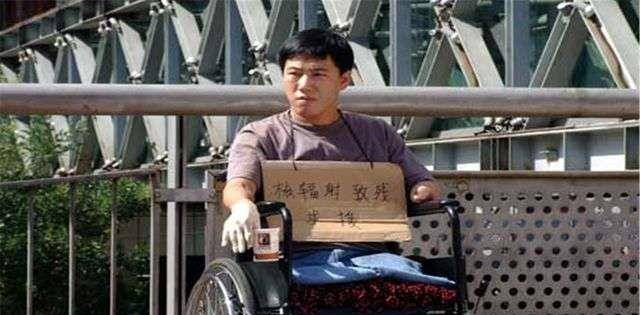 1996年,小伙无意捡到"金属链"致残,幸运收获爱情后,前年去世