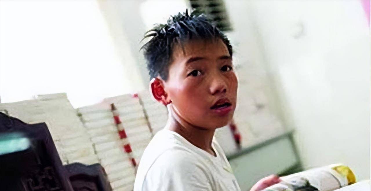 2007年广西男童靠吃野菜过活,7年后获500万善款,他做法催人泪下