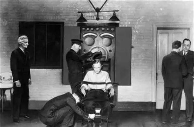 99年美国囚犯被判终身监禁,蠢到亲手改判自己死刑,坐上电椅受刑