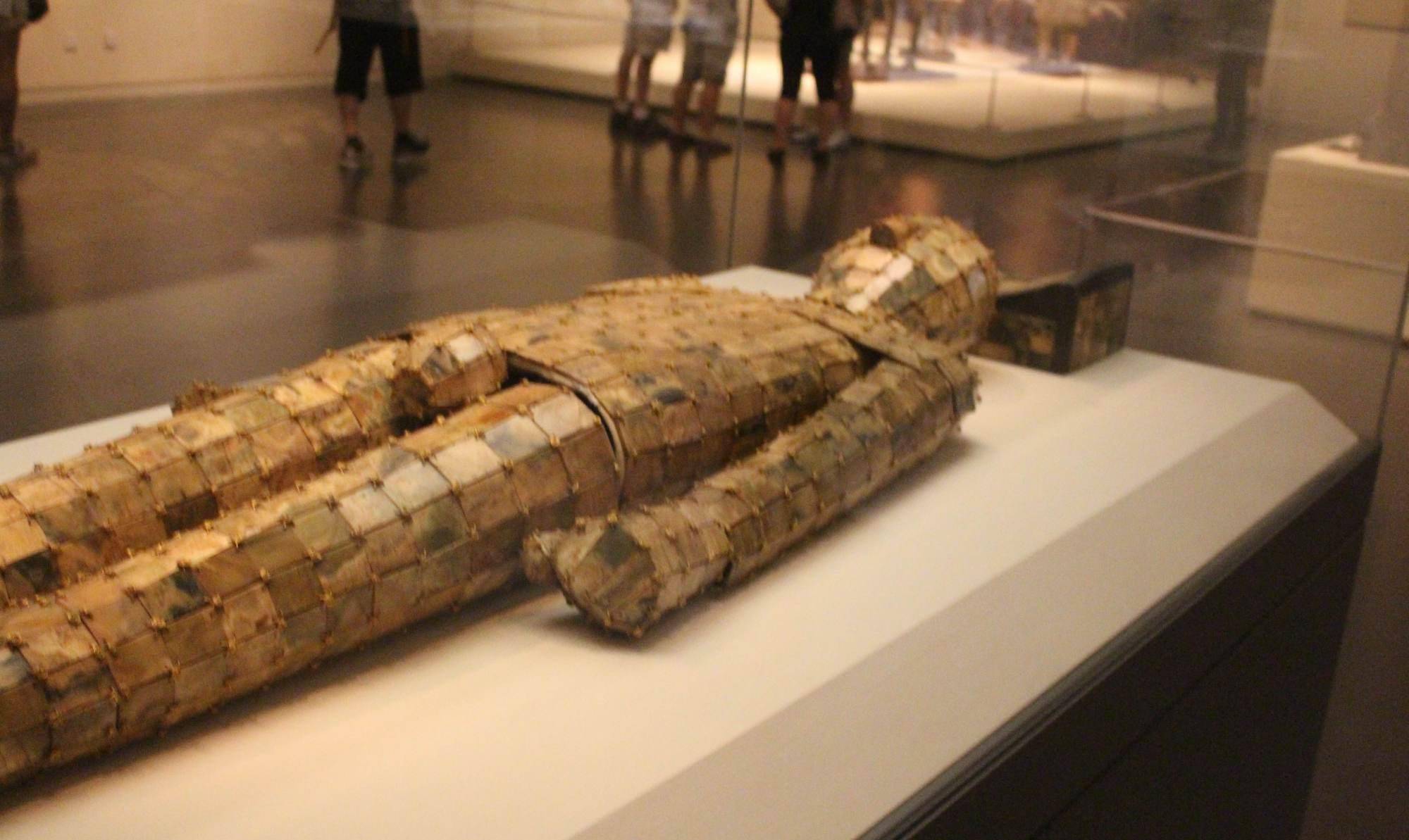 闹市发现古墓,村民说是罗成墓,却挖出金缕玉衣,专家:胡说八道