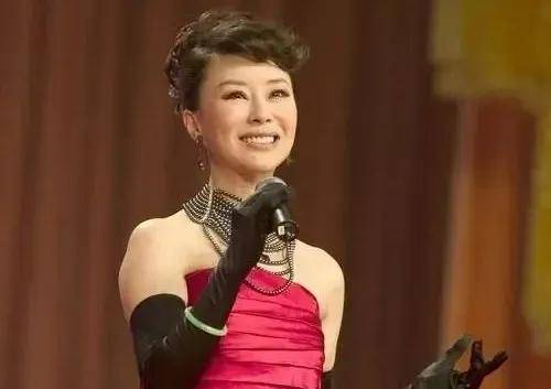 48岁祖海美如少女,为何至今单身?看完她的履历,一般人还真不敢娶.