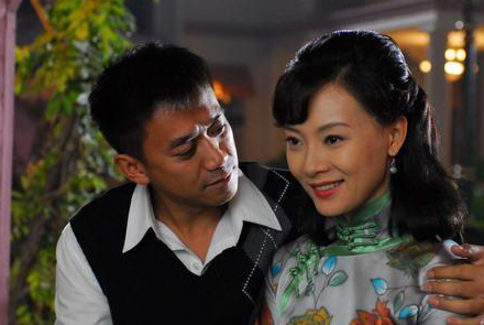 白家六小姐白流苏出阁,名义上是贵族,是大户人家的女儿,实则只是一座