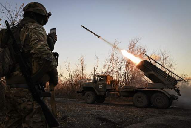 5吨温压弹轰炸,7000名乌军迎来噩梦,2700°高温灼烧乌军