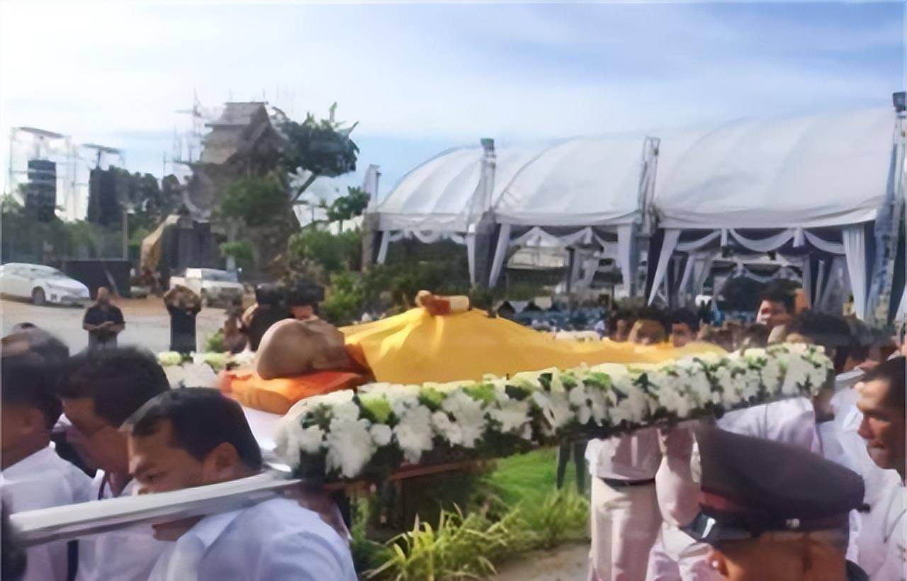 2017年,泰国一高僧去世,遗体存放100天