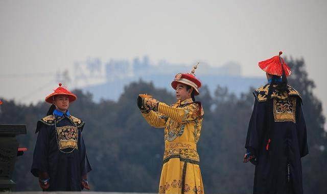 伶俐的格格,被破格封为固伦和孝格格,两人同是彼此父亲眼中的掌上明珠