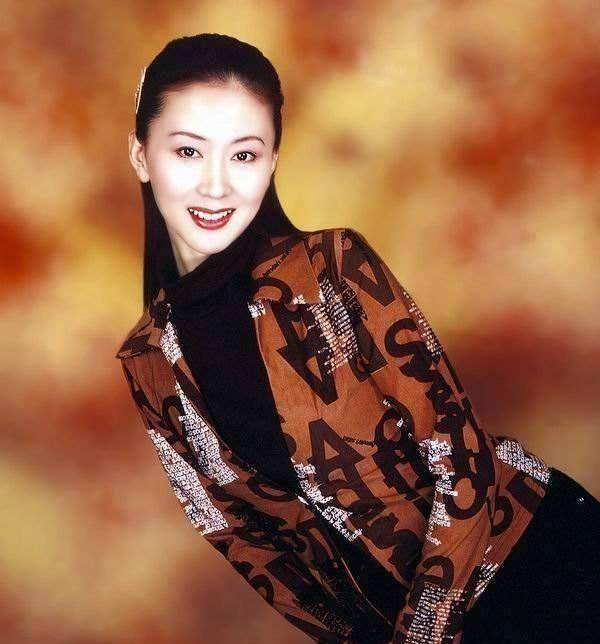 汤加丽:凭人体写真走红,和父亲断交,与丈夫分手,46岁仍单身