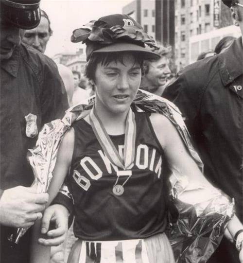 "假跑女王"罗茜:马拉松跑到半路去坐地铁,获得第一后拒绝金牌