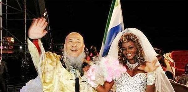 53岁中国大爷,9年前娶了24岁的非洲姑娘回家,现状如何