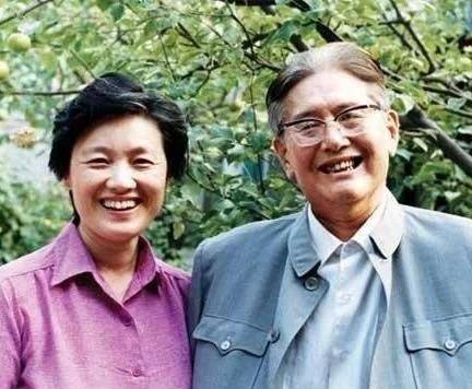 她嫁给了比她大22岁的外交部长,之后又为他守寡了二十多年