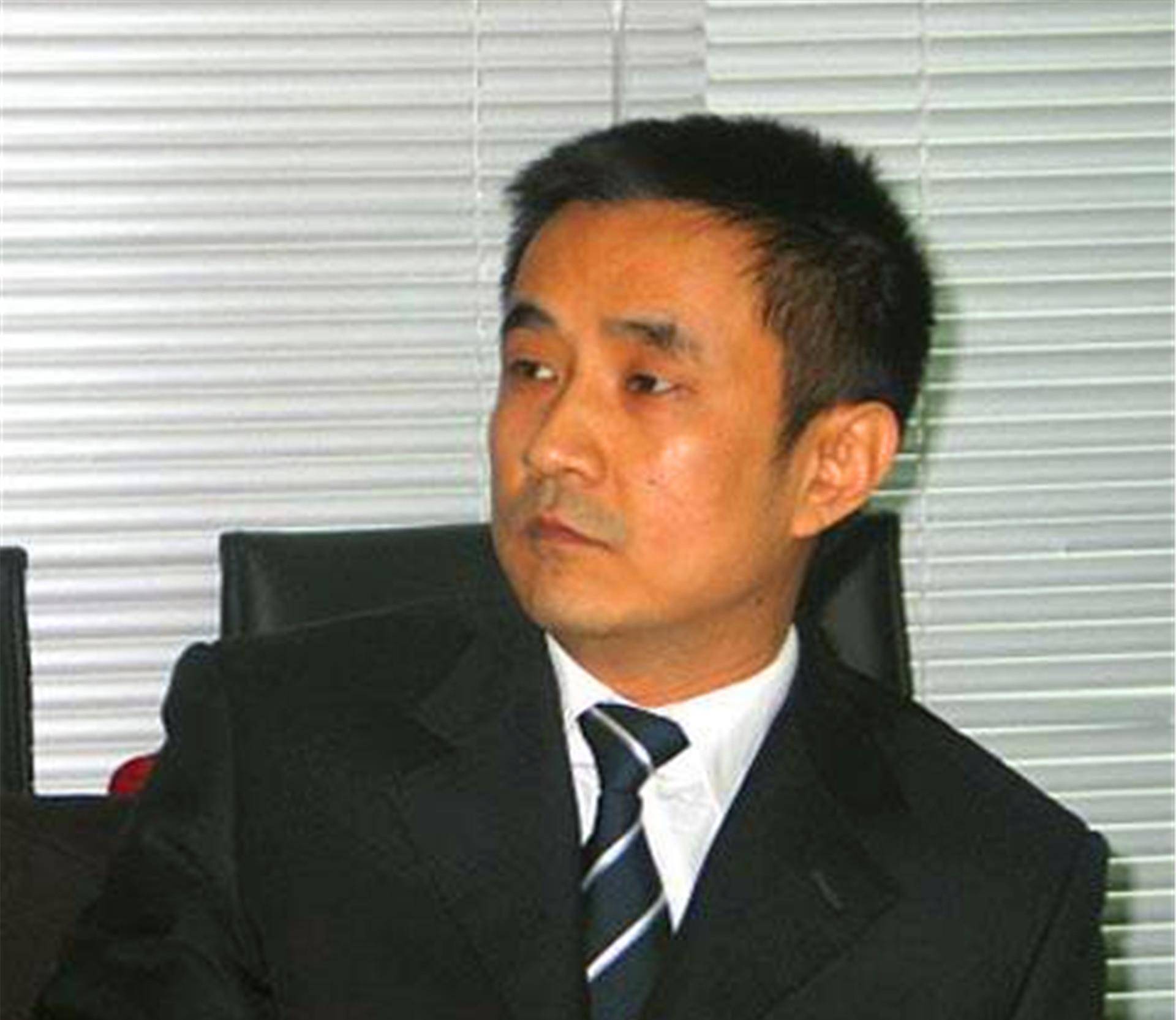 他欠债800亿逃到国外,带走明星女友和61个亿,父亲去世都不回来_王永红