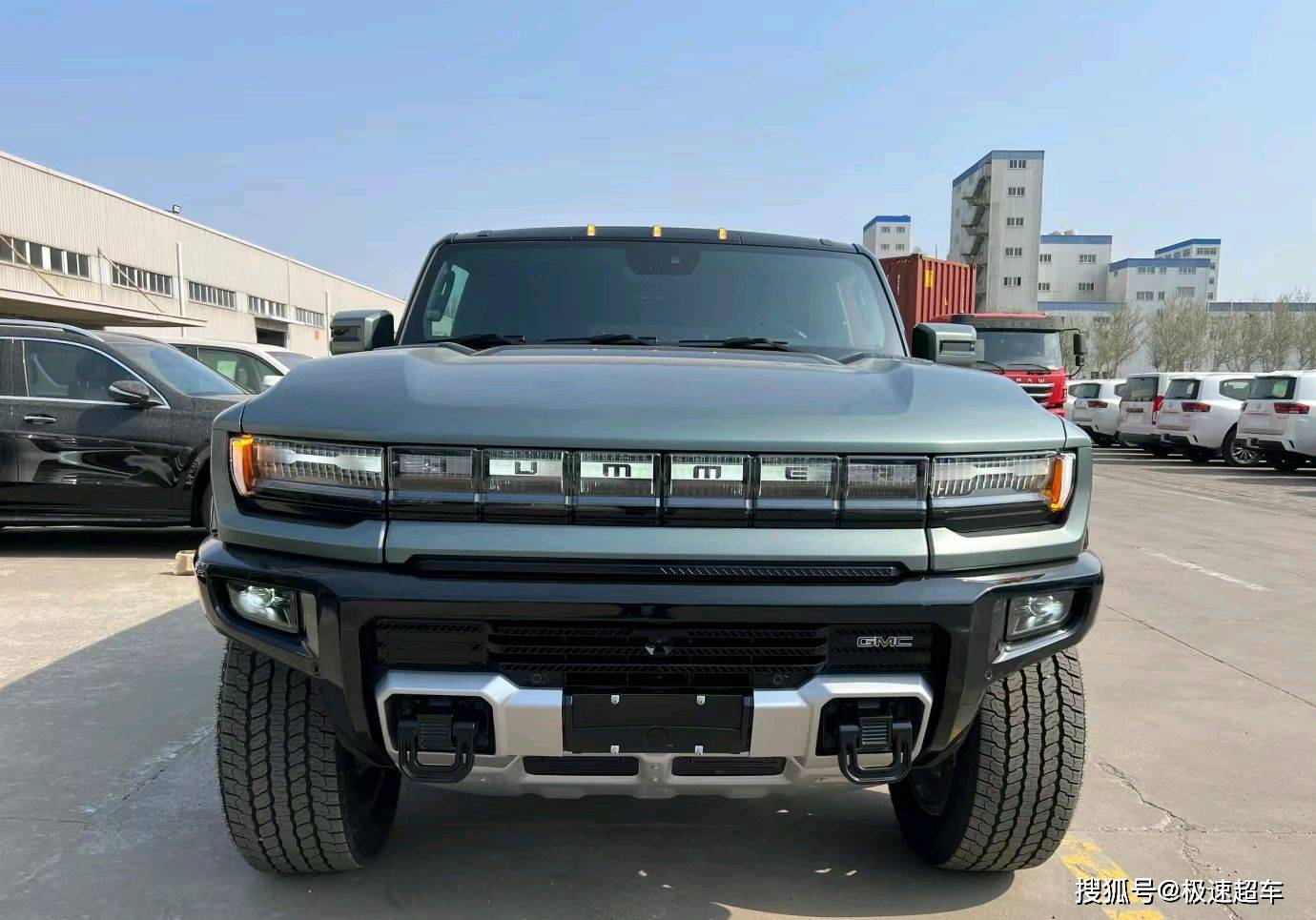 悍马ev纯电四驱越野车,外观硬朗,线条流畅,尽显越野本色.