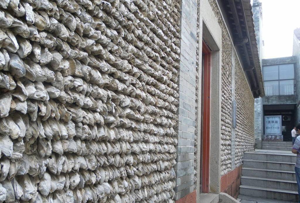 菉猗堂引人注目的地方并不是皇家祠堂的身份,而是国内最大的蚝壳墙.