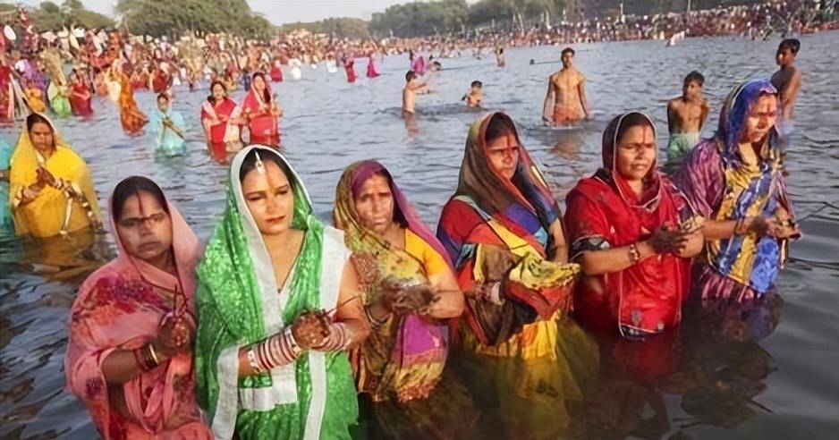 印度首富坐拥845亿,独爱素人妻子35年,背后是他对高种姓的渴望