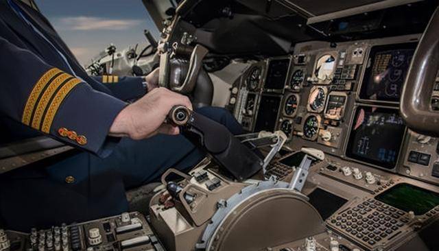 卓长仁团伙劫机叛逃台湾,他们的最终结局如何_王仪轩_飞机的_驾驶舱