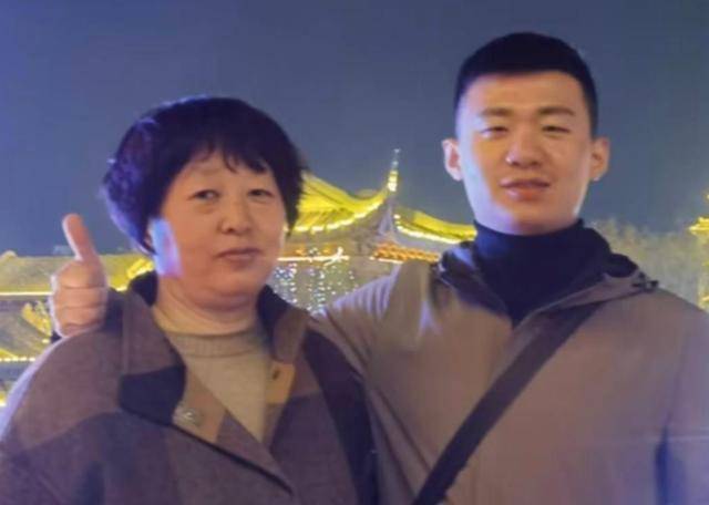 "辱母案"于欢:从无期改判5年,狱中受6次表扬,出狱母亲已白头