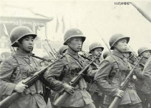 "简单粗暴"苏式经典武器,横行街头的巷战利器,德军也爱不释手_冲锋枪