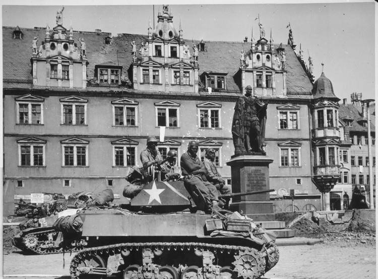 用23张历史照片证明二战残酷:战争现场横尸遍野,孩童饿死