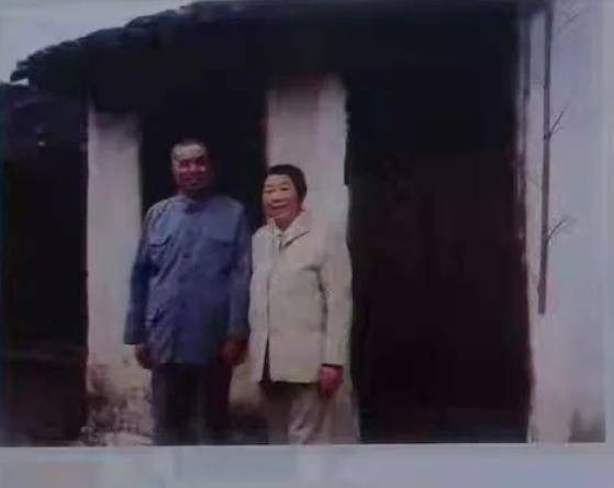 父母的严厉教育,以及原生家庭的优渥条件,让孟军养成了不拘一格,聪明