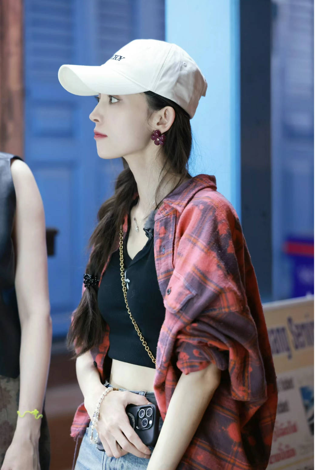 娜扎度假穿这样！直接硬控路人眼球十秒-娜扎生活穿搭