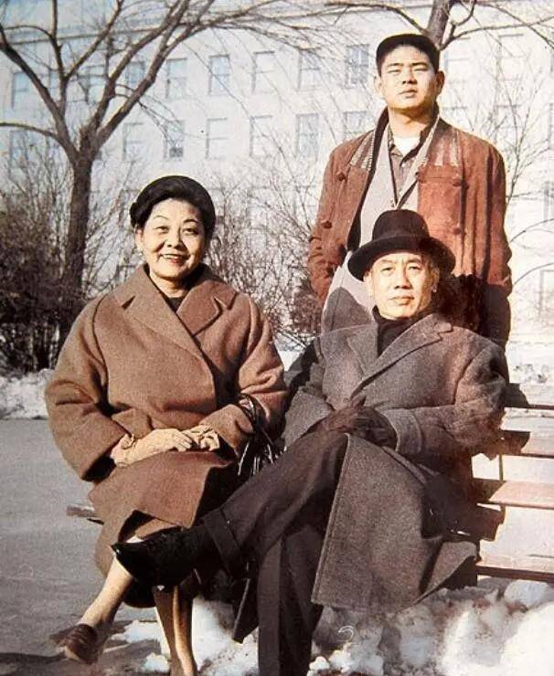 他与已故总统蒋经国的儿子蒋孝武便是发小.