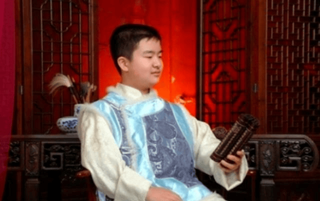 而令人感慨的是当年的"不屑弟"孙童一直在努力学习,不去过分关注头衔