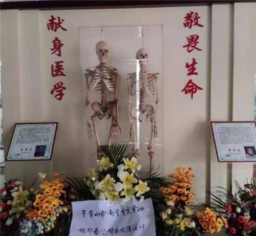 左边的男性骨骼叫李秉权,是中国云南省神经外科学的奠基者和创始人