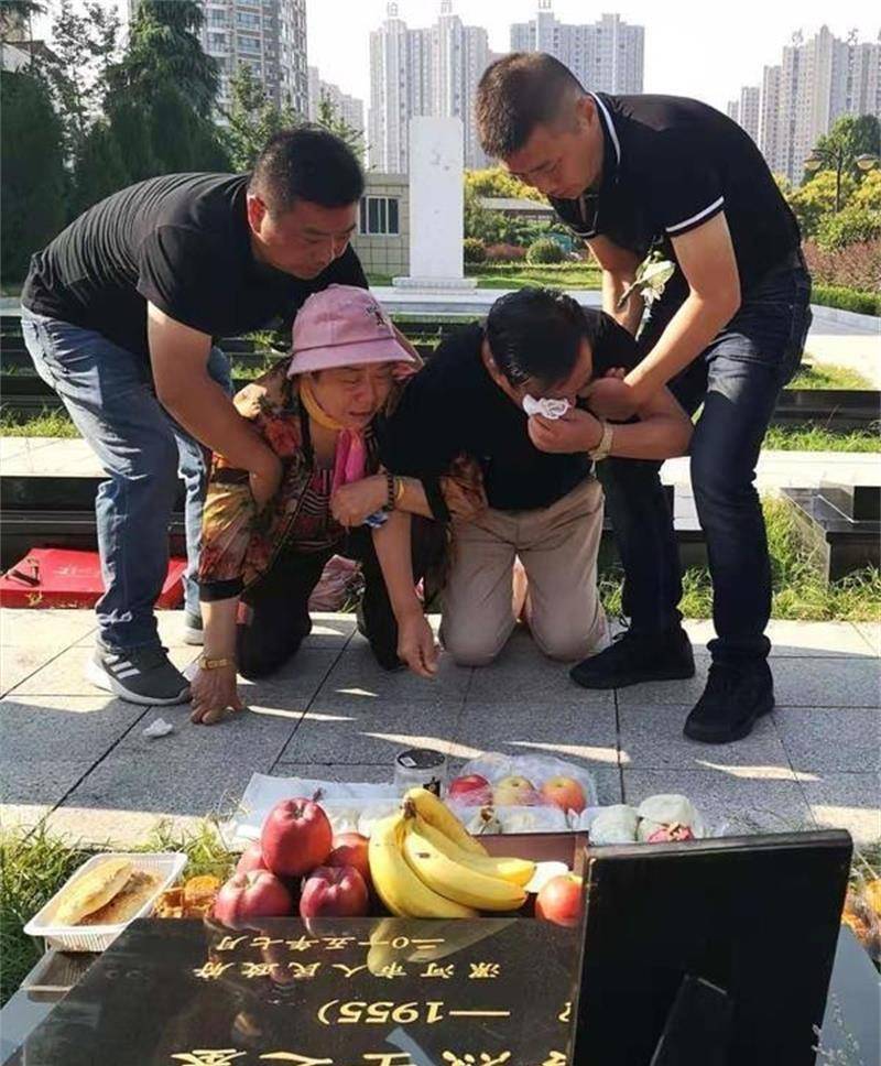 赫然刻着"景宝玲"三个大字,除此之外生辰不详,只剩下死亡时间1955年