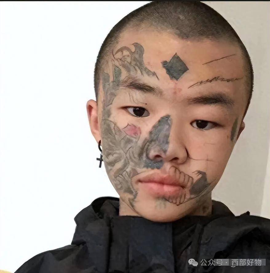 纹身艺术家的真实目的,原来是要将他当作一块"人体画布",通过在他全身