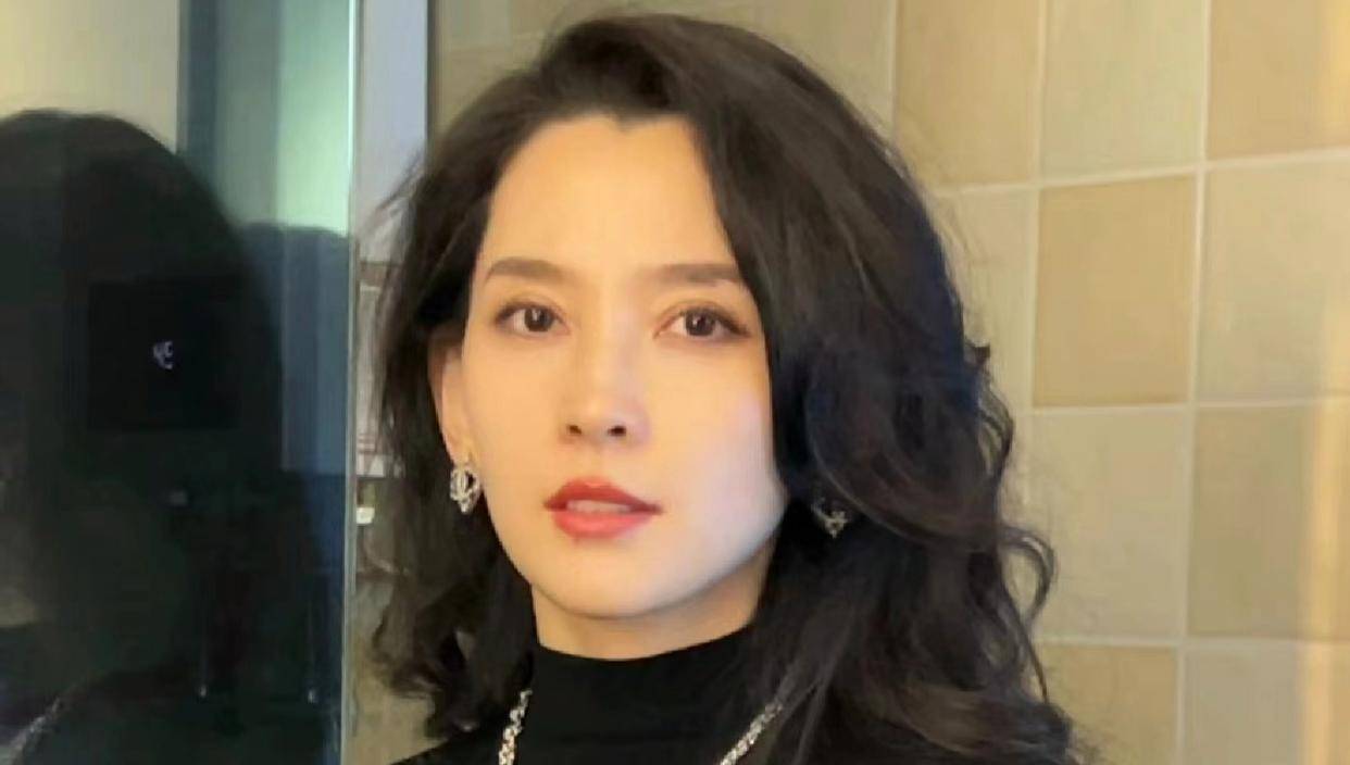 森林北颜值出圈,夸赞汪峰传统,旧照片像海清,自我介绍酣畅淋漓