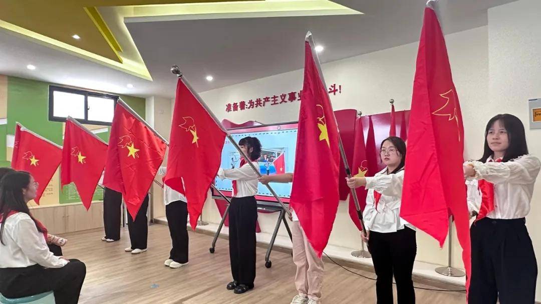 练习执旗呼号通过此次培训,进一步提升了学校辅导员的综合素质,加深了