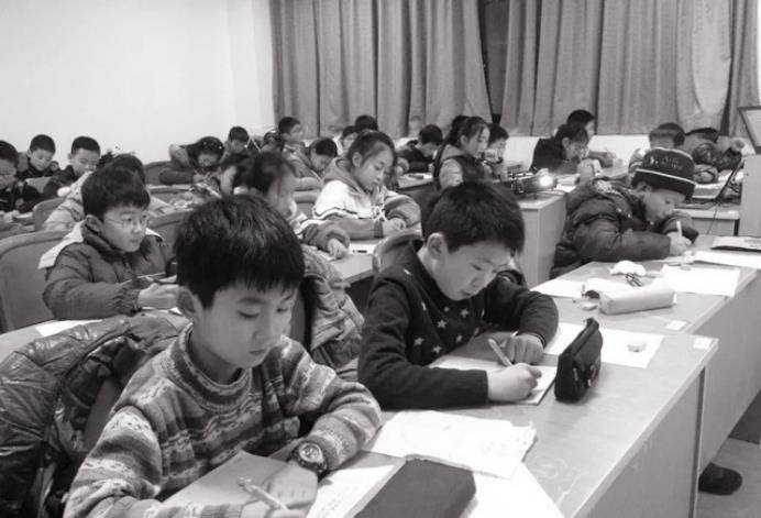 丈夫12岁那年捡了个女婴,并辍学赚钱买奶粉,妻子成了女孩"娘"