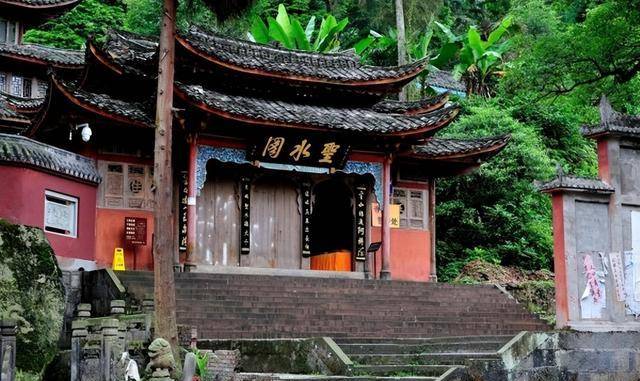 因有龙女相助,使得峨眉山上通着玉泉山的神水,在神水阁旁,至今仍有苏