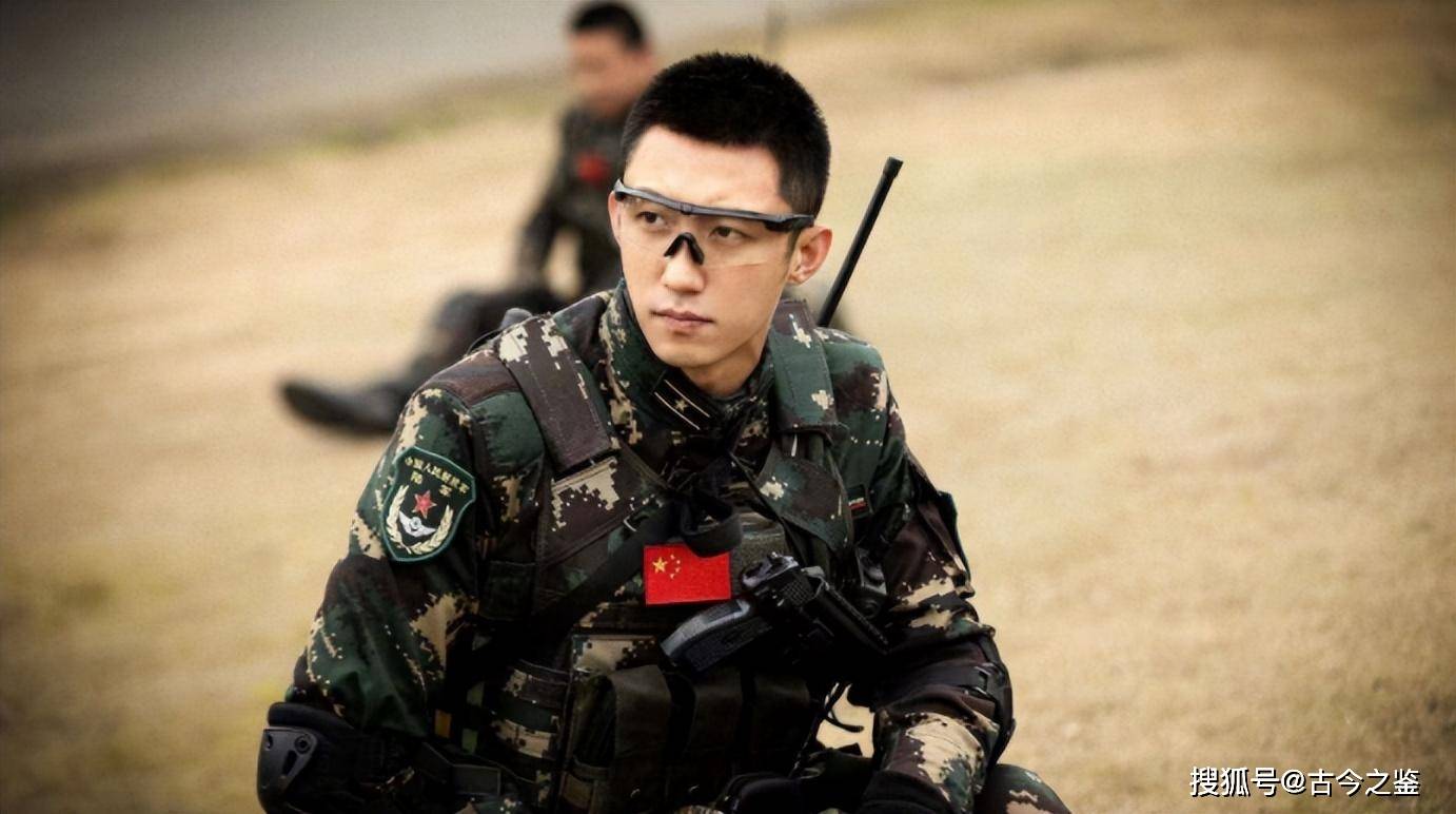 他16岁辍学打工,半路出道爆红,因在内娱"服兵役",被央视点名_黄景瑜