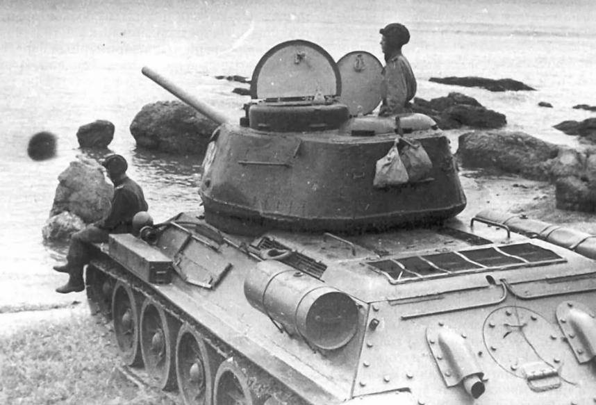 要知道,在二战中,苏联红军正是靠着坦克集团和装甲兵遂行的大纵深战术