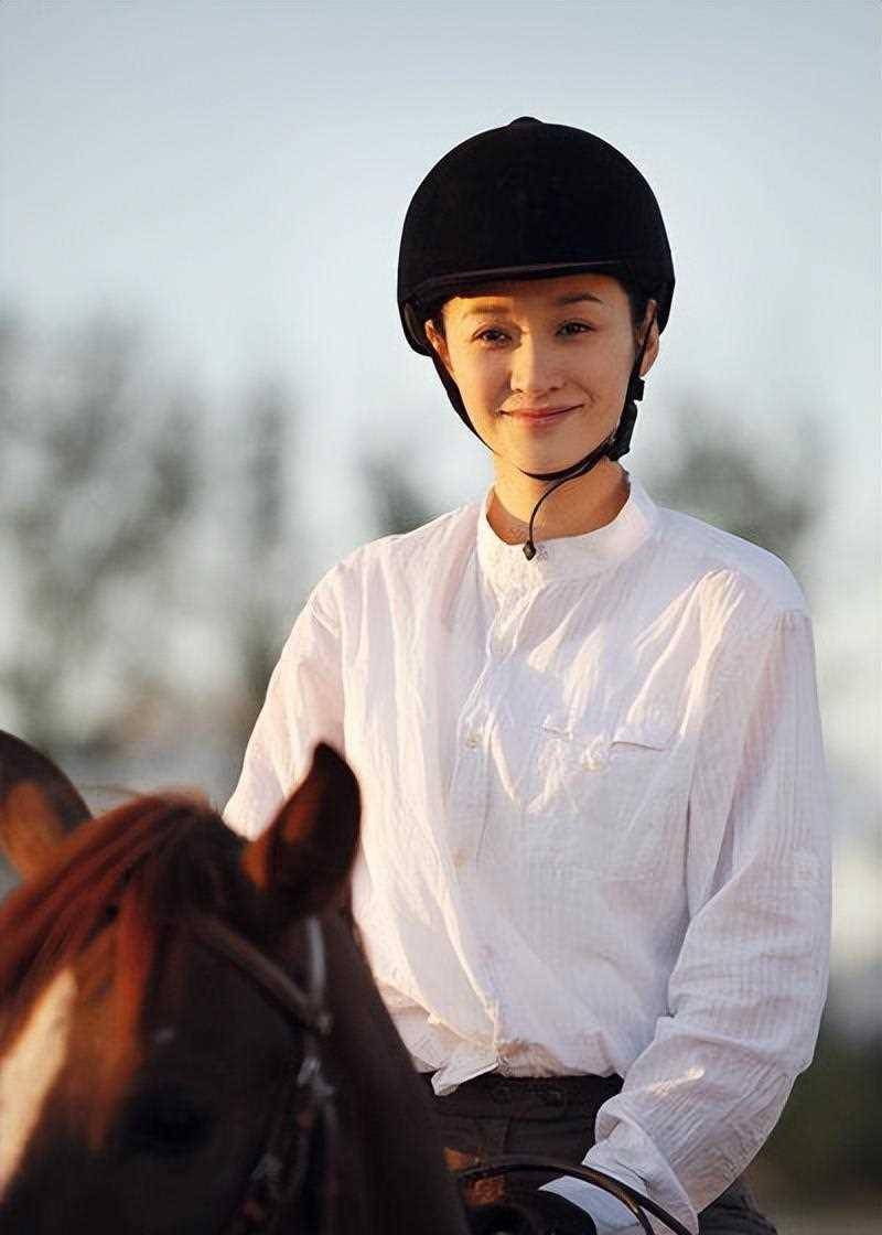 李小14岁已是"人间尤物",被富豪看中拿5亿娶回家,现48岁风韵