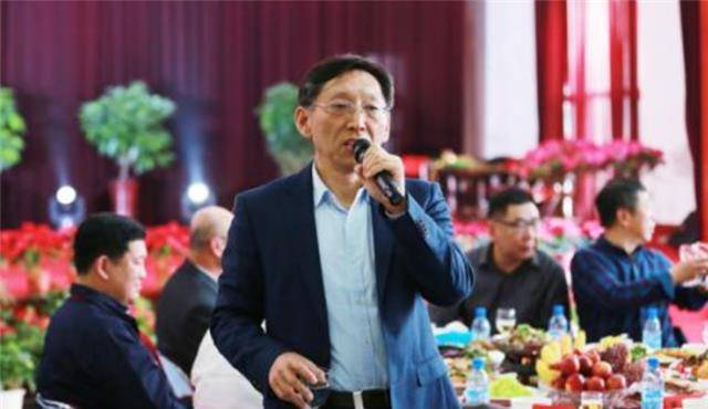 辽宁首富孙寿宽,出差吃盒饭,为家乡冠名16趟高铁身家350亿