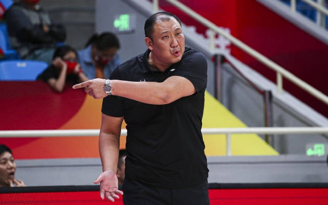 巩晓彬重返山东男篮帅位悬念揭晓!球迷多了一份期待,休赛期拼吧