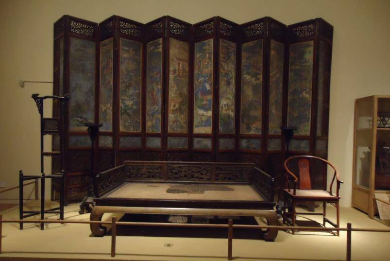 家具颇有了解,也进行过深入研究,他以自己的专业领域分析,汉代是不会