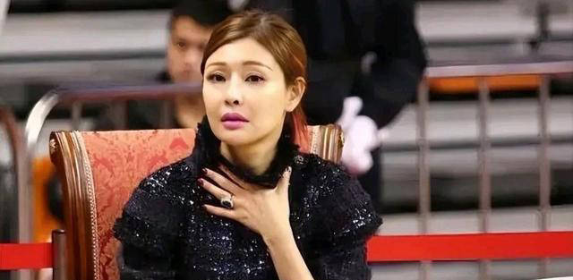 易建联的妻子吴迪:身价40亿,魅力不减,43岁依旧保持完美身材