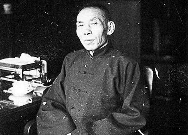 青帮大佬黄金荣,晚年为何会沦落到"上海大世界"门口扫大街?