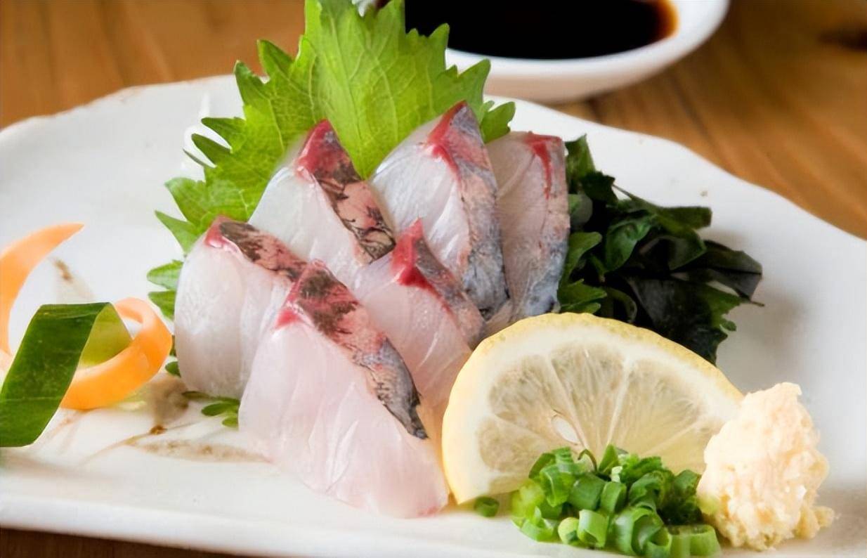 纪实:日本发明的"骨泳",将活鱼肉剃光,再放回缸里,鱼还活着