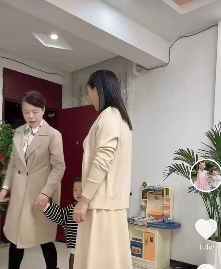 许敏穿衣上的百搭风格,祖孙三代人同款出镜,田妈:难掩优雅气质