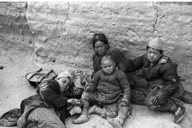 回首历史:饥荒时,俩馒头换一个媳妇,不是段子,人命不如一块饼