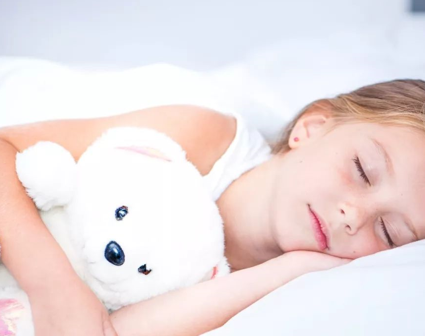 幼儿园老师发孩子午睡照片,宝妈看了不是滋味,要求老师公开道歉