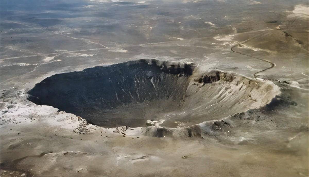陨石坠落往往会留下陨石坑,可坑里却是空的没陨石,被谁拿走了?