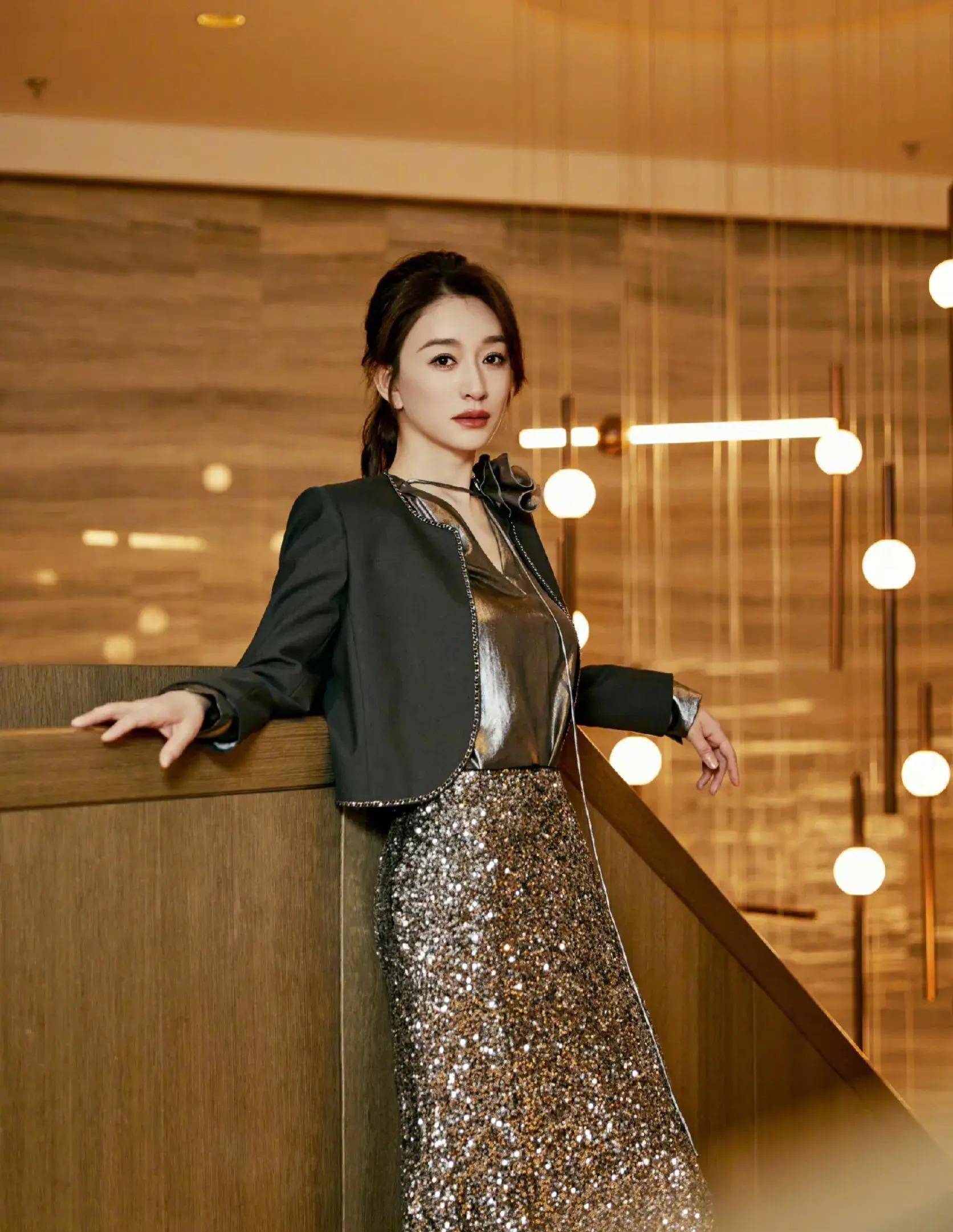 李小冉晒聚餐照,高露李沁王晓晨get同款动作,四人同框逆龄生