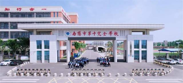 初见南阳市第十完全学校高级中学,便被惊艳,这所按照省级示范高中标准