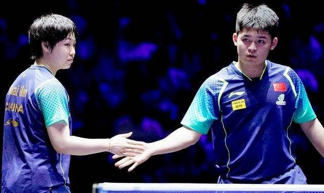 马龙是2004年世青赛男单冠军,樊振东则在2012年夺得该项荣誉.