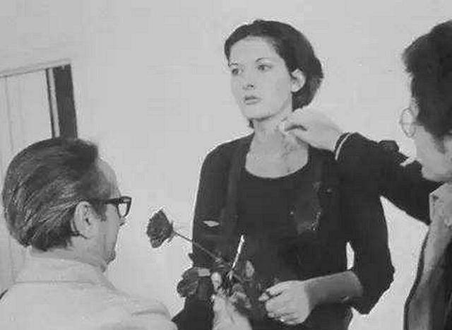 她揭露人性:一旦把决定权交给公众,离丧命就不远_阿布拉莫维奇_表演